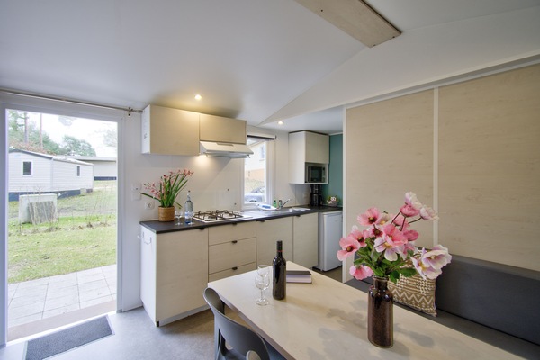 Mobile Classic-Unterkunft, 2 Schlafzimmer | Eigene Küche | Großer Kühlschrank, Herdplatte, Wasserkocher, Hochstuhl