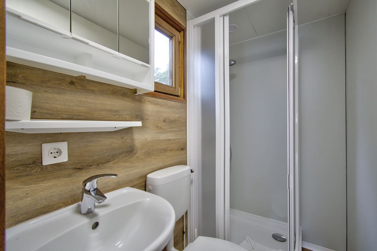 Mobile Classic-Unterkunft, 2 Schlafzimmer | Badezimmer | Dusche