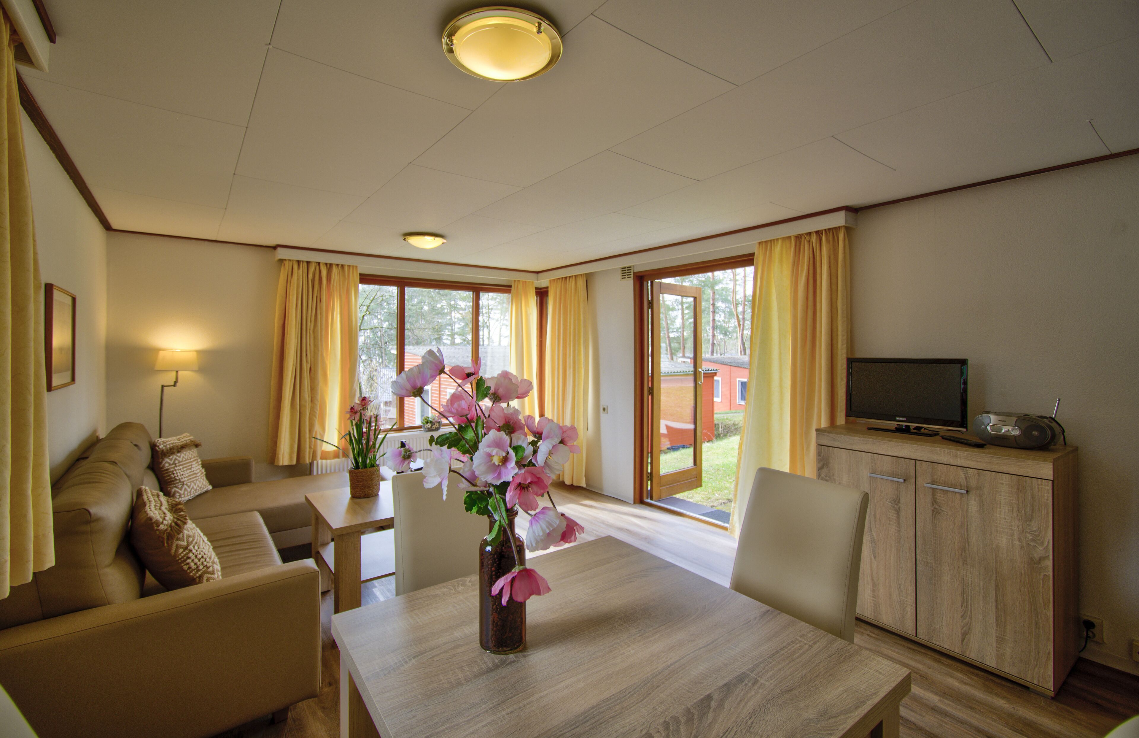 Nhà di động phong cách cổ điển, 2 phòng ngủ | Khu phòng khách | TV màn hình phẳng 