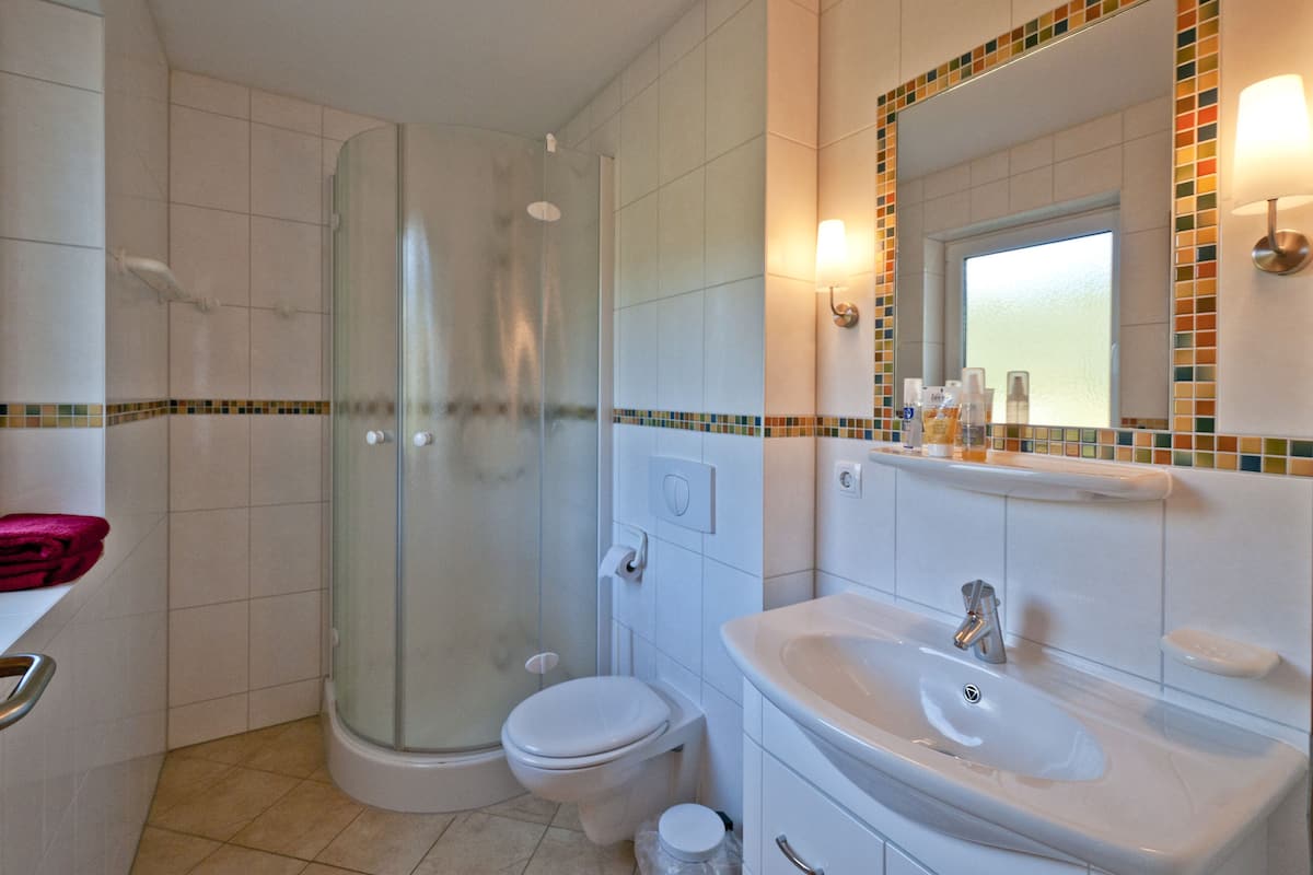 Mobile Comfort-Unterkunft, 2 Schlafzimmer, Nichtraucher, Blick auf die Anlage | Badezimmer | Dusche