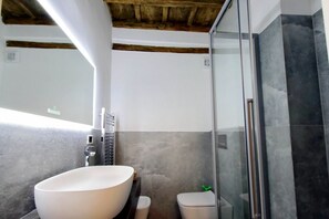 Dusj, hårføner, bidé og håndklær