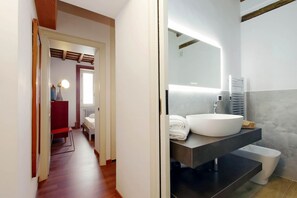 Bruser, hårtørrer, bidet, håndklæder