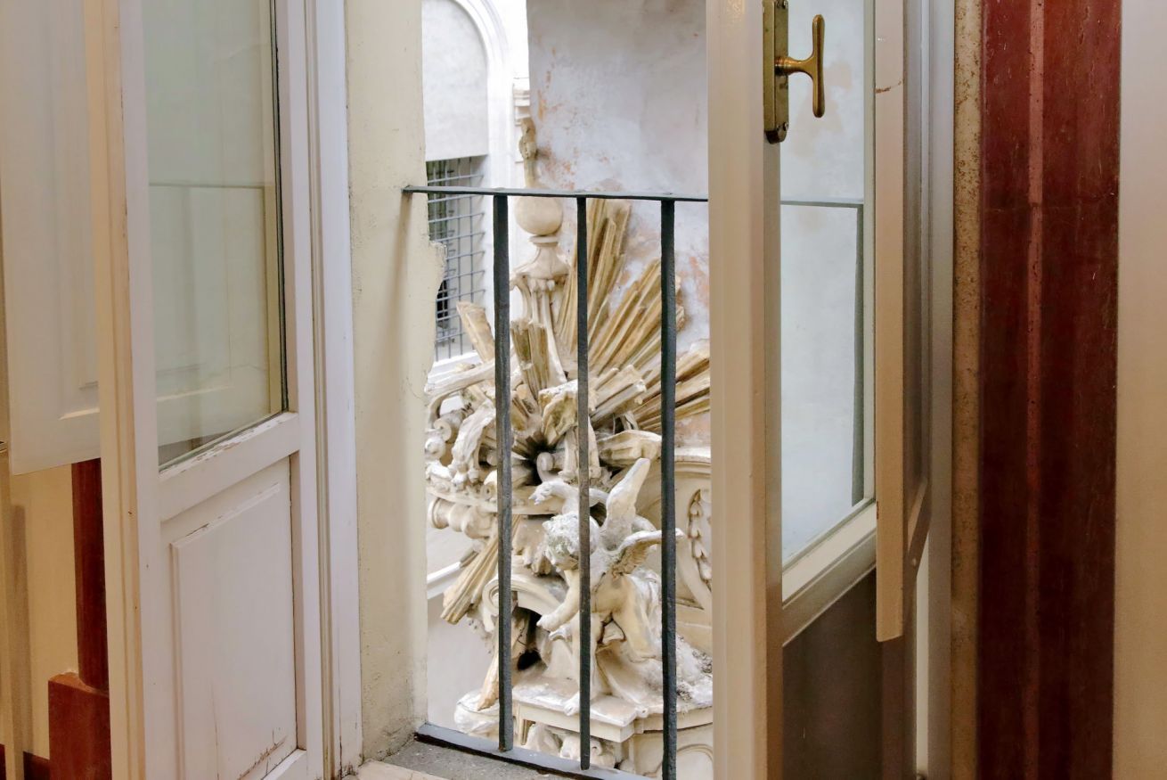 Ein Durchgang zu einem Raum mit einer großen, verzierten Skulptur.