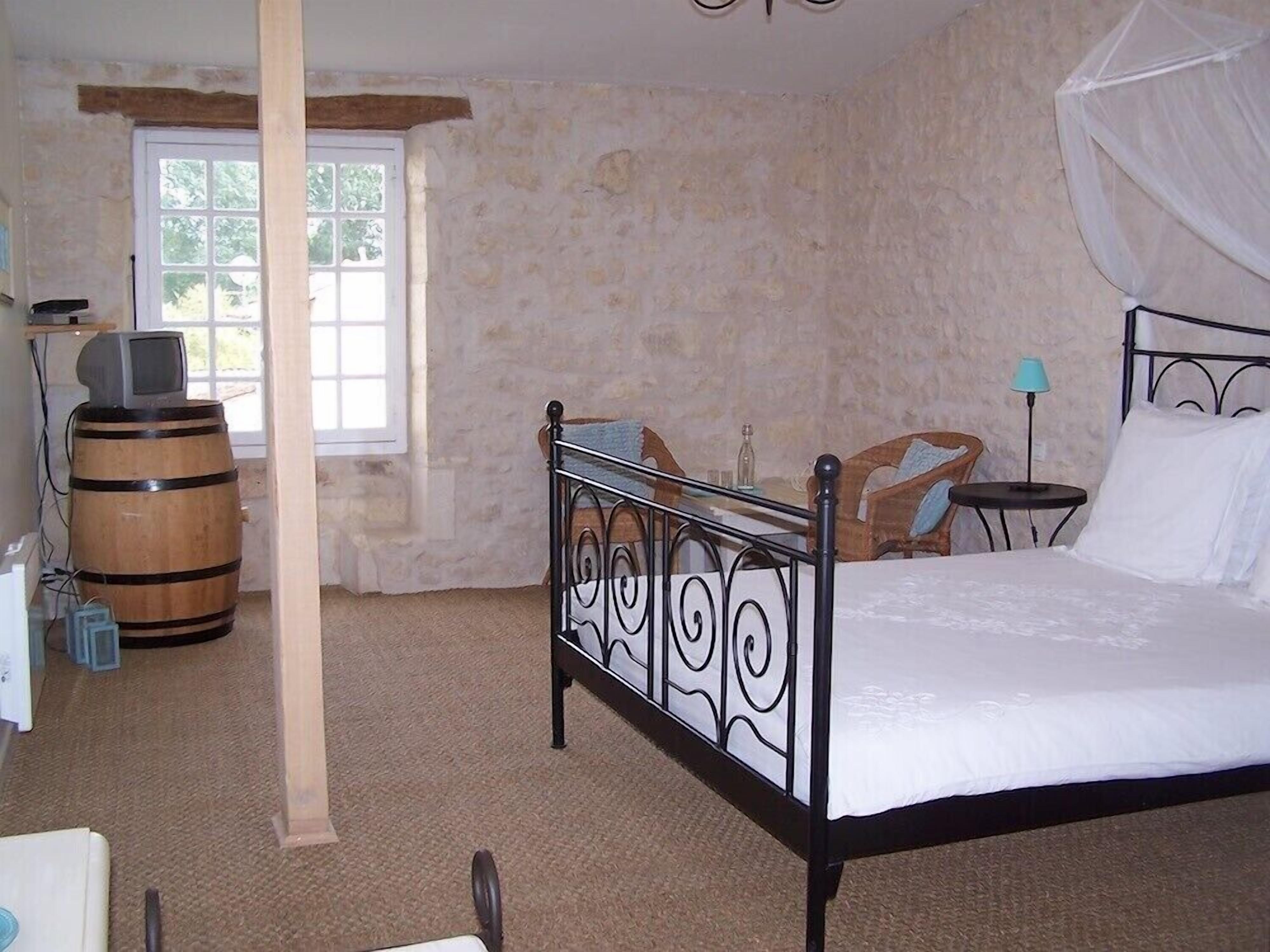 Habitación doble, 1 cama matrimonial | Wifi gratis, decoración personalizada y muebles diferentes 