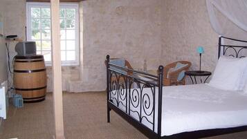 Habitación doble, 1 cama matrimonial | Wifi gratis, decoración personalizada y muebles diferentes