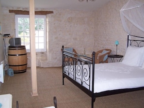 Double Room, 1 Double Bed | Individually decorated, individually furnished, free WiFi, bed sheets - Le Four à Pain - Chambres d'Hôtes (Courcelles)