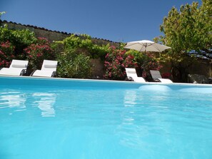 Seasonal outdoor pool, pool umbrellas, sun loungers - Le Four à Pain - Chambres d'Hôtes (Courcelles)