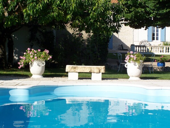 Seasonal outdoor pool, pool umbrellas, sun loungers - Le Four à Pain - Chambres d'Hôtes (Courcelles)