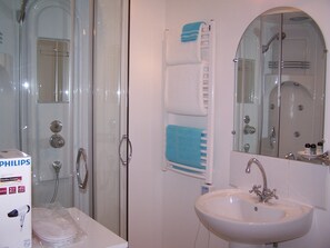 Quarto casal, 1 cama de casal | Banheiro | Chuveiro, produtos de toalete grátis, secador de cabelo 