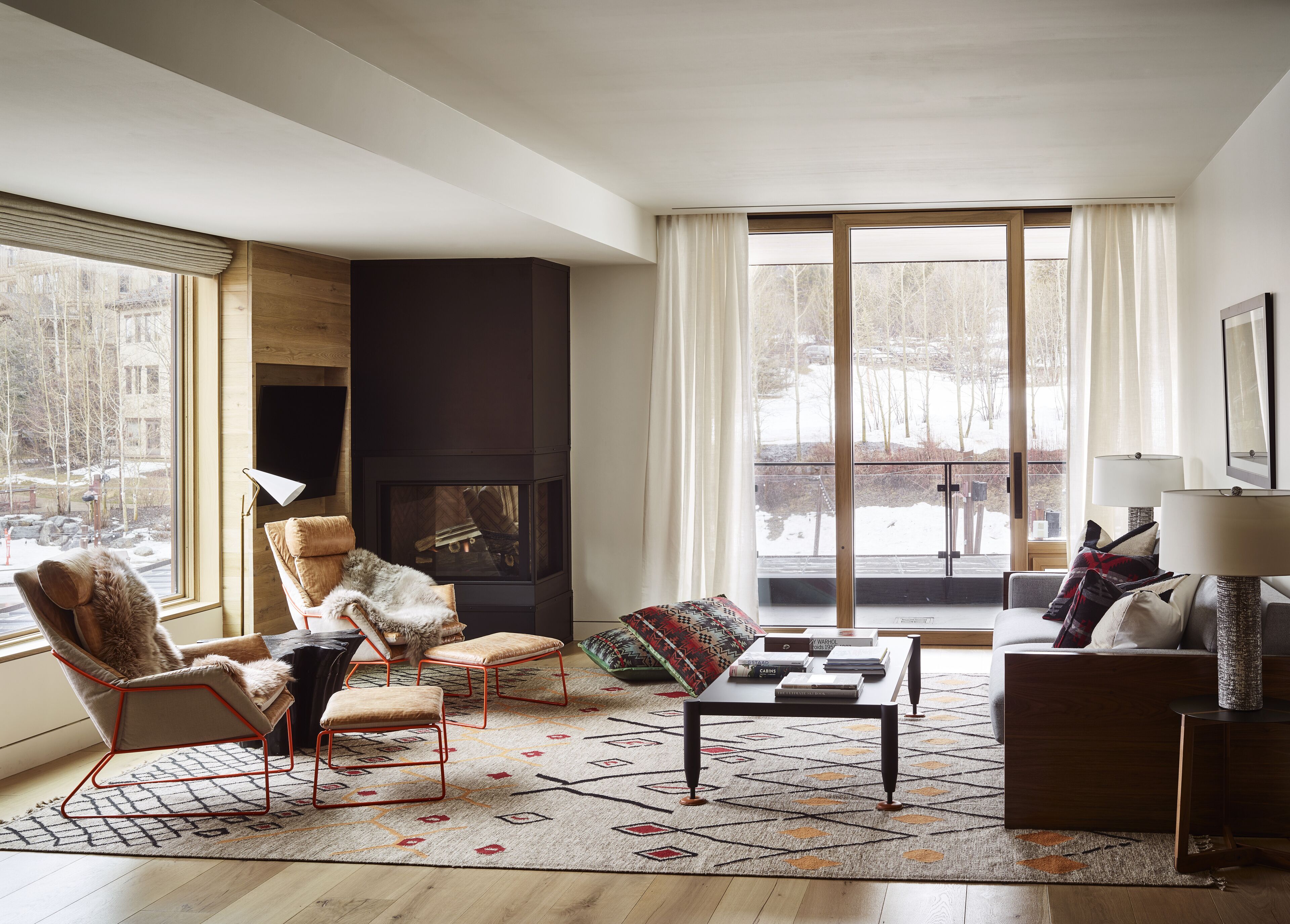 Luxury-Suite | Wohnbereich | 60-Zoll-Smart-TV mit Digitalempfang, Fernseher, Kamin