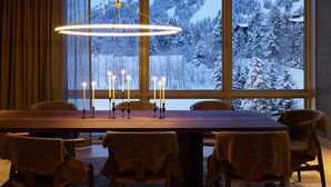 デラックス スイート | 客室内のダイニングエリア