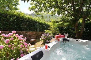 Outdoor spa tub - Villa La Fonte for 12 (San Godenzo)