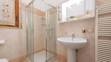 Dusche, kostenlose Toilettenartikel, Haartrockner, Bidet