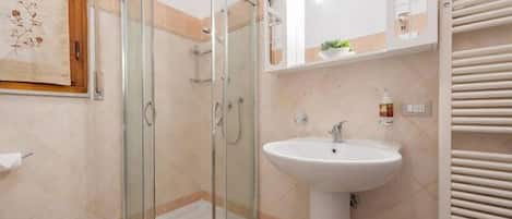 Regadera, amenidades de baño gratuitas, secadora de cabello, bidet