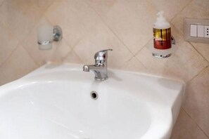 Shower, free toiletries, hair dryer, bidet - GuestHost - Situated in a residential area, this bright and recently refurbished apartment is the perfect location for those spending a few days in the city, thanks to the proximity to the Law Court, the University and many POIs. Well-served by the publi (Firenze)