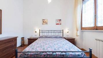 1 slaapkamer, een strijkplank/strijkijzer, wifi