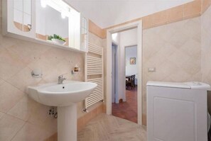 Shower, free toiletries, hair dryer, bidet