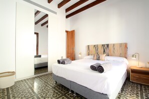 4 slaapkamers, een strijkplank/strijkijzer, reisbedje, gratis wifi