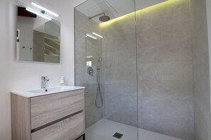 Shower, hair dryer, towels - Pius Eleven by Balearic Villas (Pollensa)