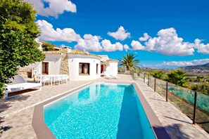 Piscine chauffée, chaises longues