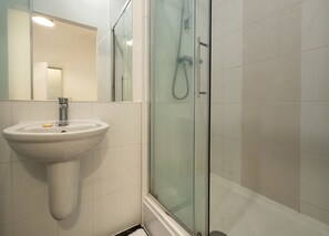 Apartment, 1 Double Bed, Non Smoking | Bathroom | Shower, free toiletries, hair dryer, towels - Platinum Suite (Reading)