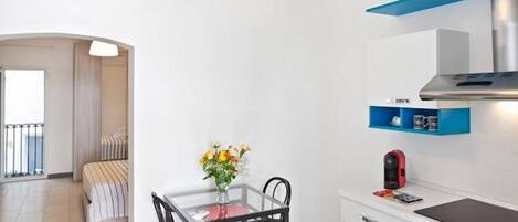 Refrigerador, horno, parrilla de estufa y cafetera y tetera