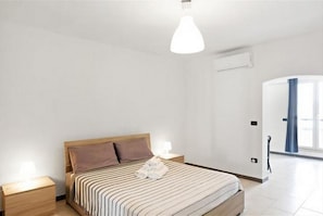 1 habitación, tabla de planchar con plancha, wifi y ropa de cama