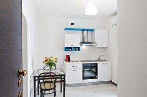 Fridge, oven, stovetop, coffee/tea maker