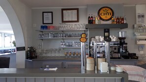 Bar (trong khuôn viên)