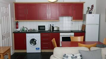 Apartemen Deluks, Beberapa Tempat Tidur, Bebas Asap Rokok | Dapur pribadi | Lemari es besar, microwave, oven, dan kompor
