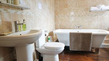 King Room (Oak) | Bathroom | Free toiletries, hair dryer, towels