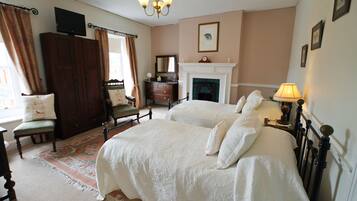 Deluxe Twin Room (Holly) | Individually decorated, individually furnished, laptop workspace