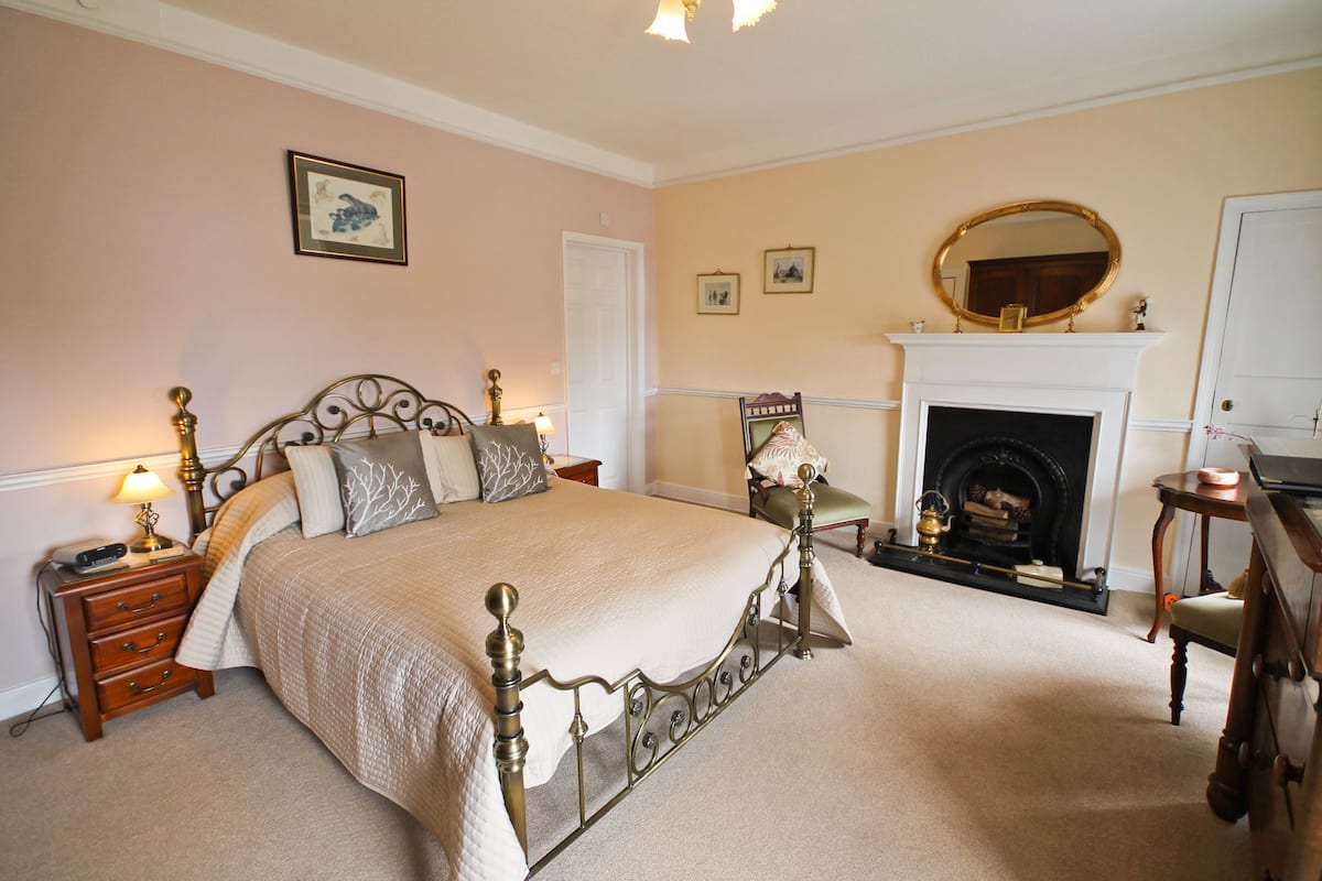 King Room (Oak) | Laptop workspace, soundproofing, WiFi (free), individually decorated