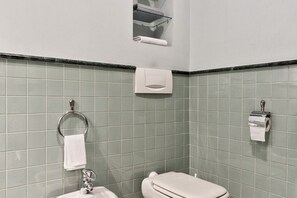 Dusch, gratis toalettartiklar, hårtork och bidé