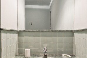 Shower, free toiletries, hair dryer, bidet