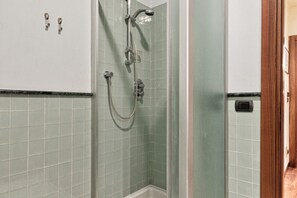 Douche, articles de toilette (gratuits), séchoir à cheveux, bidet