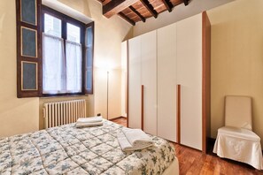 1 bedroom, desk, WiFi