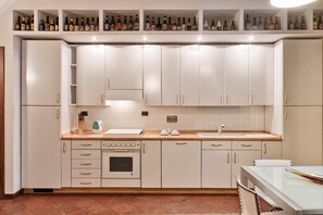 Mikrovågsugn, ugn, diskmaskin och vattenkokare