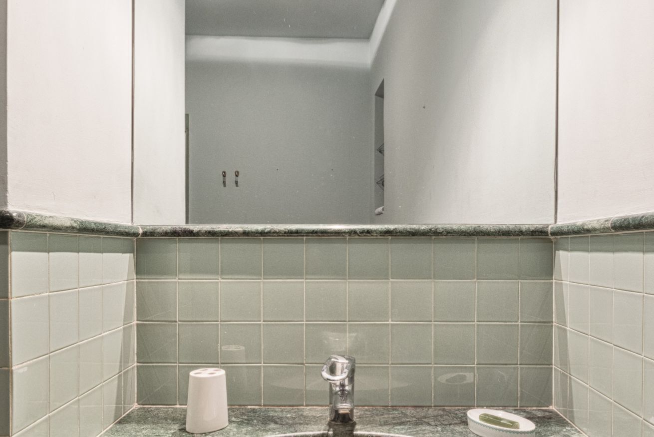 Douche, articles de toilette gratuits, sèche-cheveux, bidet