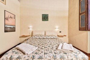 1 bedroom, desk, WiFi