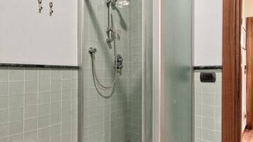 Dusche, kostenlose Toilettenartikel, Haartrockner, Bidet