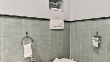 Douche, articles de toilette gratuits, sĂšche-cheveux, bidet