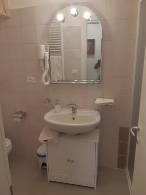 Haartrockner, Handtücher, Shampoo, Toilettenpapier