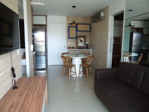 Apartamento conforto, várias camas, para não fumantes, vista para o mar | Área de estar no saguão