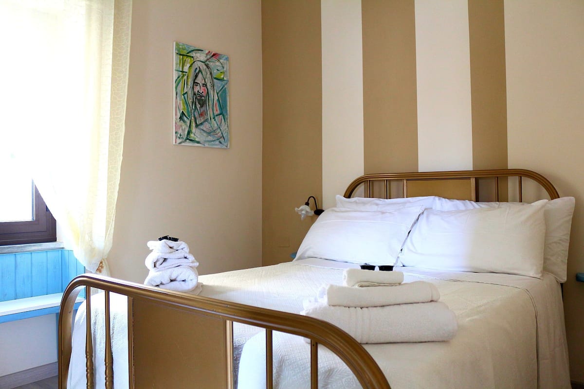 Habitación doble estándar | Decoración personalizada, muebles diferentes y escritorio