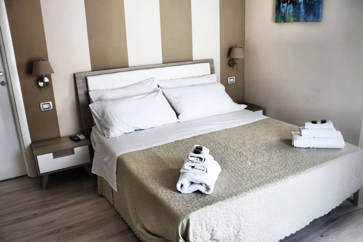 Habitación doble | Decoración personalizada, muebles diferentes y escritorio