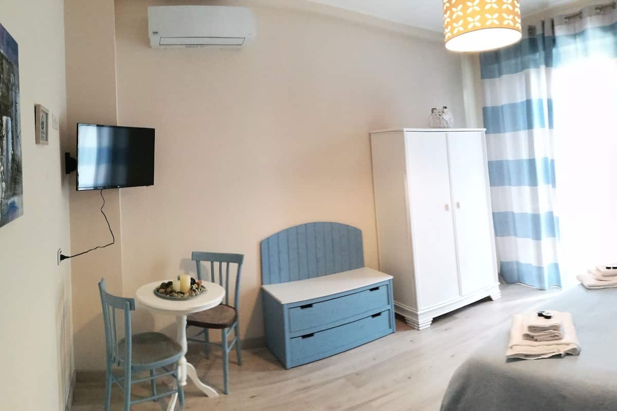 Habitación triple | Decoración personalizada, muebles diferentes y escritorio