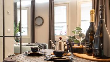 Frigorífico, placa de cocina y máquina de café espresso