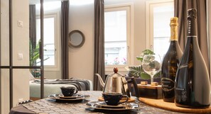 Kühlschrank, Herdplatte, Espressomaschine