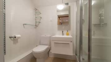 Deluxe Apartment, 2 Bedrooms, Non Smoking | Bathroom shower